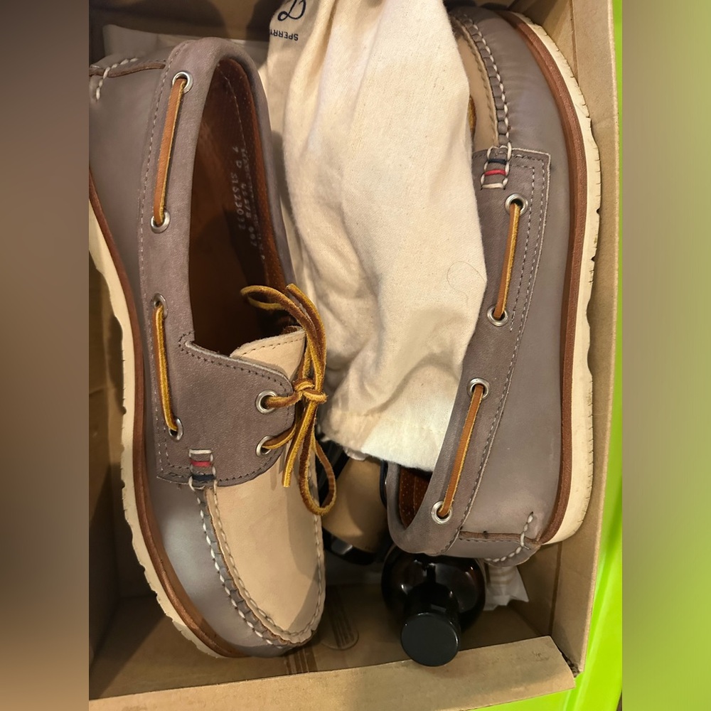 Sperry handmade IN THE USA, custom Mens boat shoes made in Maine barely worn